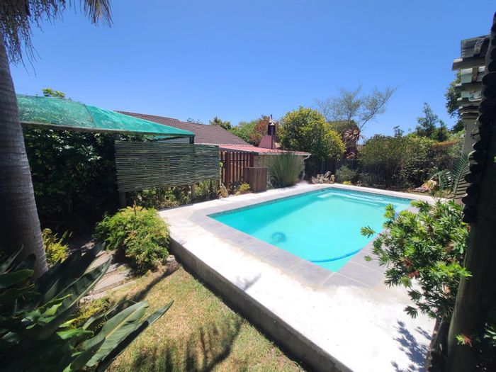 Kareedouw Central House For Sale: Pool, flatlet, garden oasis, and ample storage.