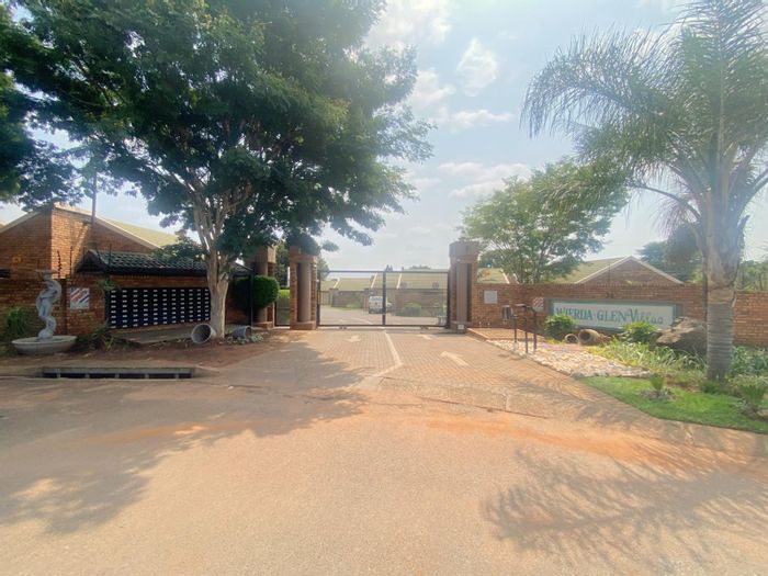 Rooihuiskraal North Townhouse For Sale: 2 beds, pool, tennis court, private garden.