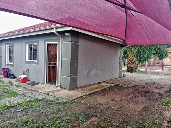 House To Rent in Rosslyn: Secure estate, close to amenities, ideal for families.