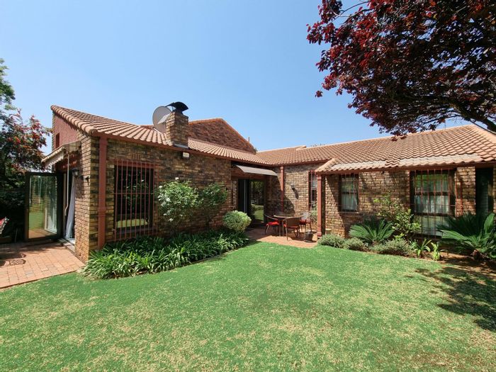 Strathavon Townhouse To Rent: 3 beds, garden, pool, security, inverter power system.