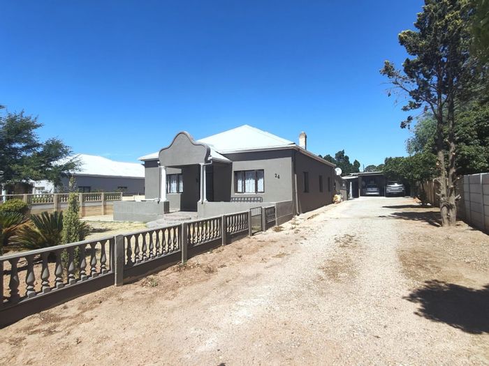 For Sale: Spacious 5-Bedroom House with Flatlet in Moorreesburg Central, Great Amenities.