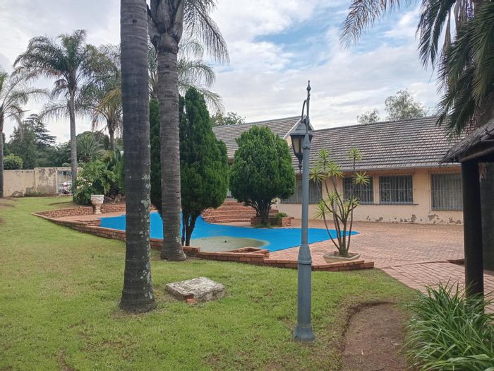 4-Bedroom House with Cottages, Pool, and Triple Garage – Rembrandt Park To Rent