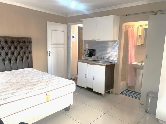 Fully furnished bachelor apartment in Scottville, water and electricity included, to rent.