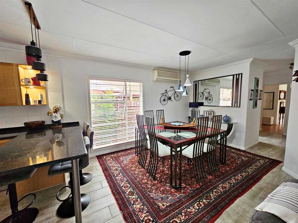 Diningroom and breakfast bar
