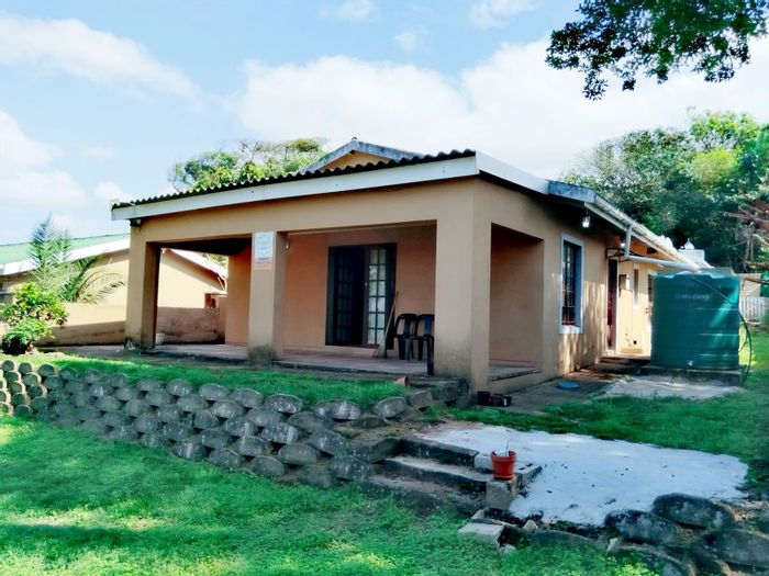 Umtentweni Townhouse For Sale: 2 beds, garage, private garden, sea view.