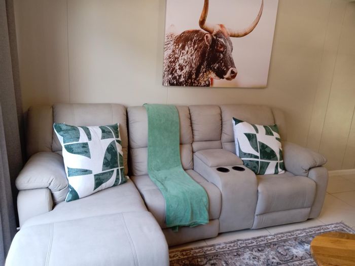 Umhlanga Central Apartment To Rent: 2 Bedrooms, secure parking, Wi-Fi, cleaning service.