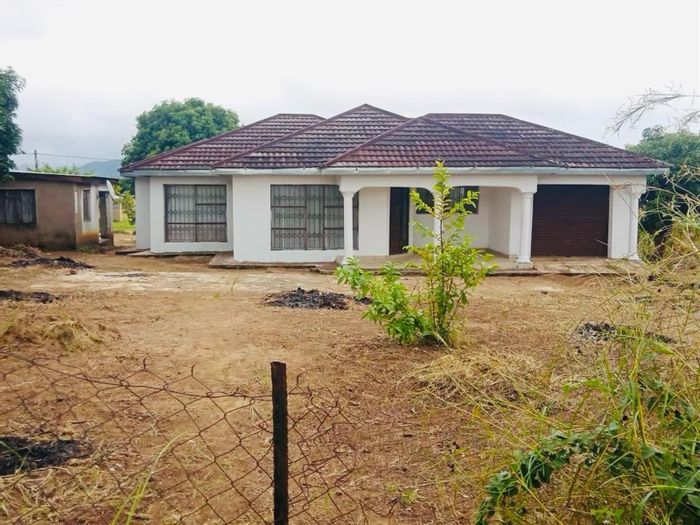 For Sale: House in Thohoyandou Rural with 3 bedrooms, secure parking, and water tank.