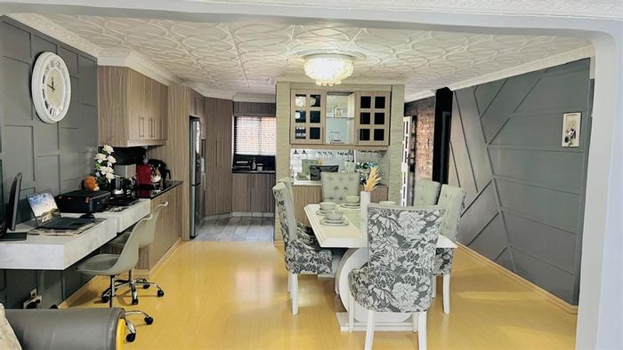 House to Rent in Sunford: 3 Bedrooms, Secure Parking, Open-Plan Living, Balcony.