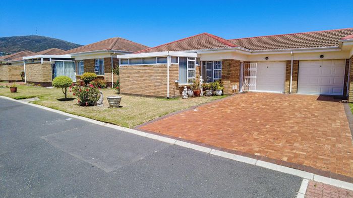 Ground-floor townhouse in Welgelegen for sale, featuring communal facilities and frail care.