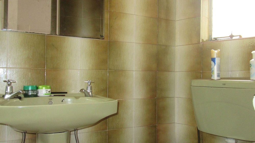 En-suite bedroom 2 - toilet basin