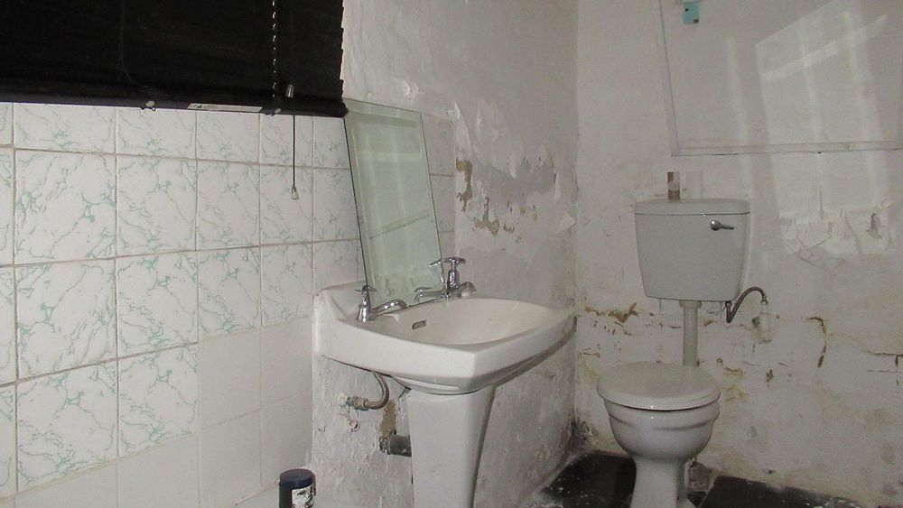 Cottage bathroom - toilet