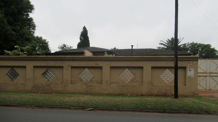 Spacious Florida house for sale with pool, garden, and guest flatlet.