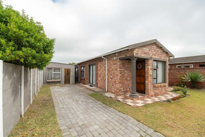 For Sale: House in Overbaakens with 3 beds, flatlet, and low-maintenance garden.