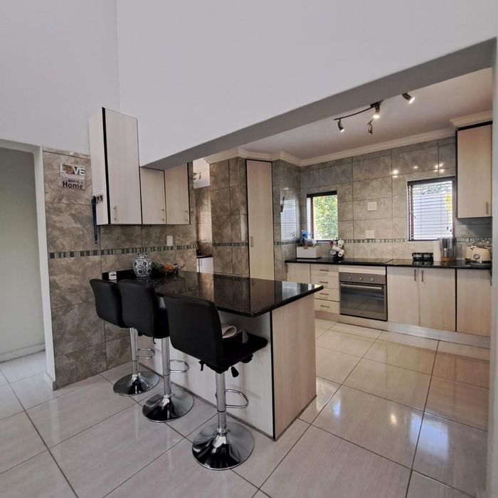 Sagewood Duet To Rent: 3 Bedrooms, open-plan living, garden, and secure estate amenities.