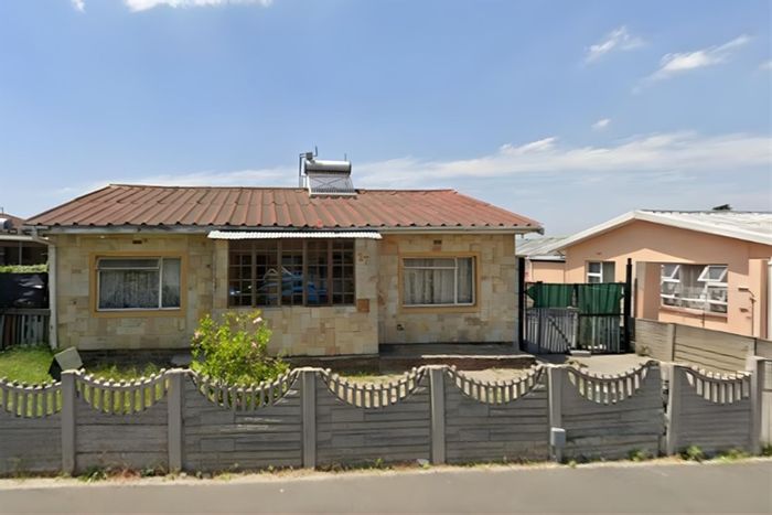 Scottsville House For Sale: 3 bedrooms, spacious yard, close to schools and amenities.