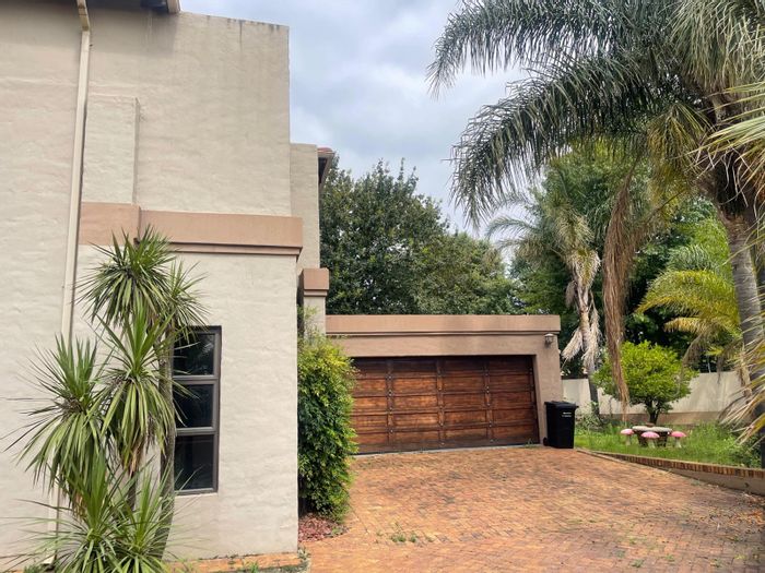 For Sale: House in Glen Erasmia with pool, study, and secure cul-de-sac.