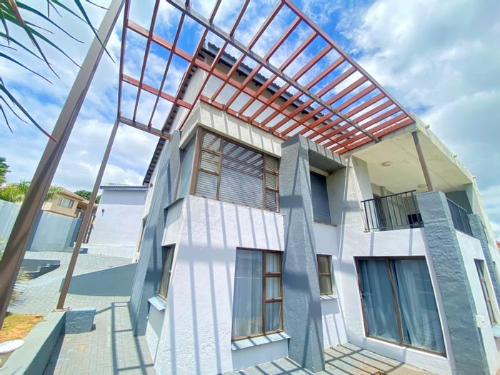 House for sale in Drum Rock: 4 bedrooms, pool, security, and garages.