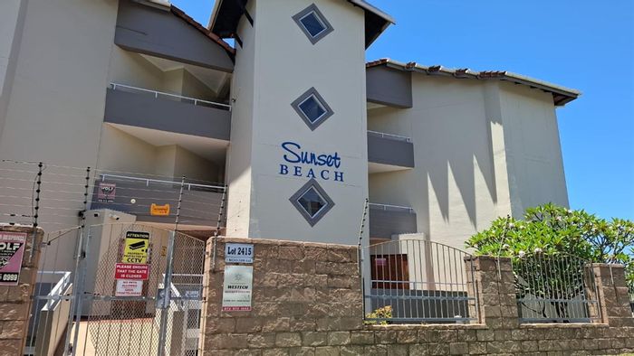 Uvongo Apartment For Sale: 2 Bedrooms, beach access, parking, fully furnished.