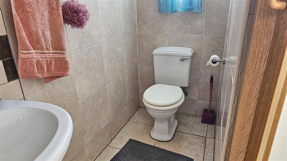 Main en-suite bathroom