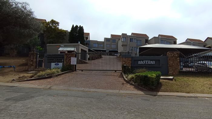 Ridgeway Apartment For Sale: 2 Bedrooms, Pool, Clubhouse, Convenient Location.