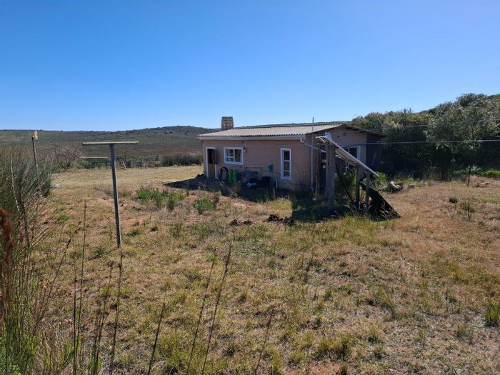 Farm for sale in Stilbaai Rural: 366 Ha, borehole, livestock and bee farming.