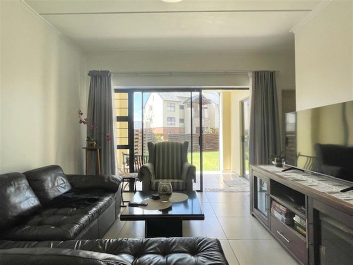 Kyalami Hills Apartment To Rent: 3 Bedrooms, private garden, pool, gym, pet-friendly.