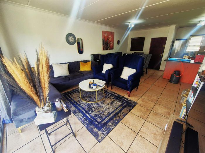 Sunninghill Apartment For Sale: 2 Bedrooms, communal pool, secure parking, great location.