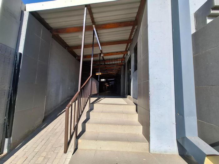 Commercial space to rent in Middelburg Central, 168m², 2 bathrooms, storeroom.