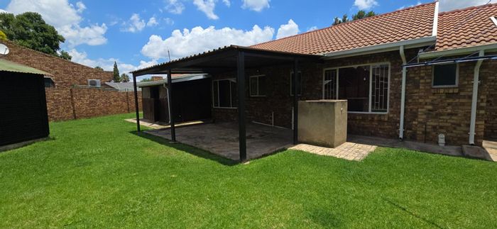 Aerorand House For Sale: 3 bedrooms, garden, garage, and outdoor entertaining area.