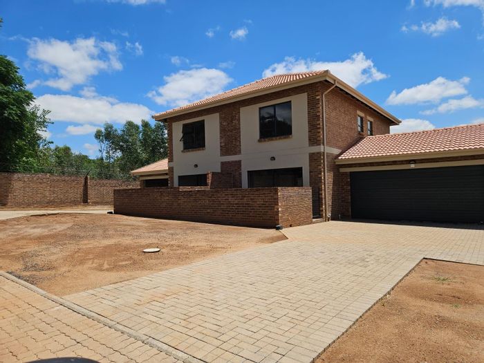 For Sale: House in Jackaroo Park with 3 beds, 3 baths, and secure parking.