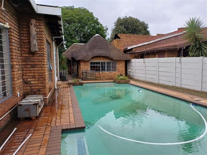 Dalpark House For Sale: Spacious family home with pool, garage, and versatile living areas.