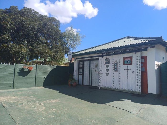 Riversdale Central House For Sale: 4 beds, flatlet, large kitchen, rainwater tanks.