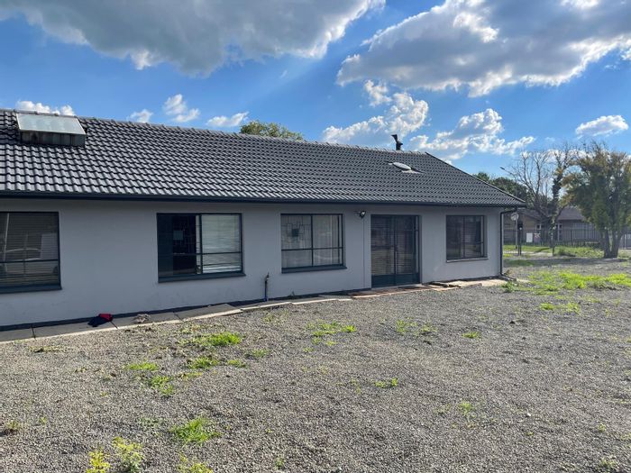 Secunda Central House For Sale: 3 offices, boardroom, kitchen, ample parking.