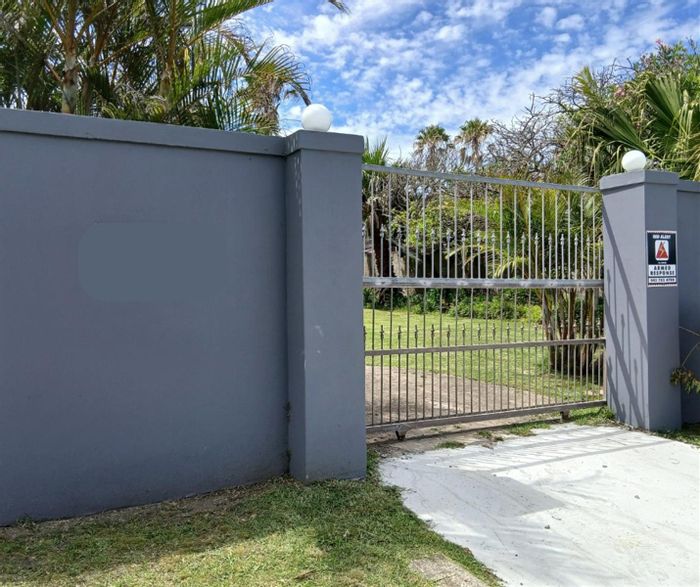 Gonubie House For Sale: 4 bedrooms, granny flat, spacious living, ocean views.