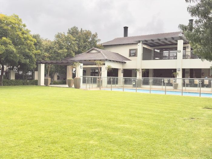 Broadacres Apartment To Rent: 2 beds, balcony, pool, clubhouse, secure estate.