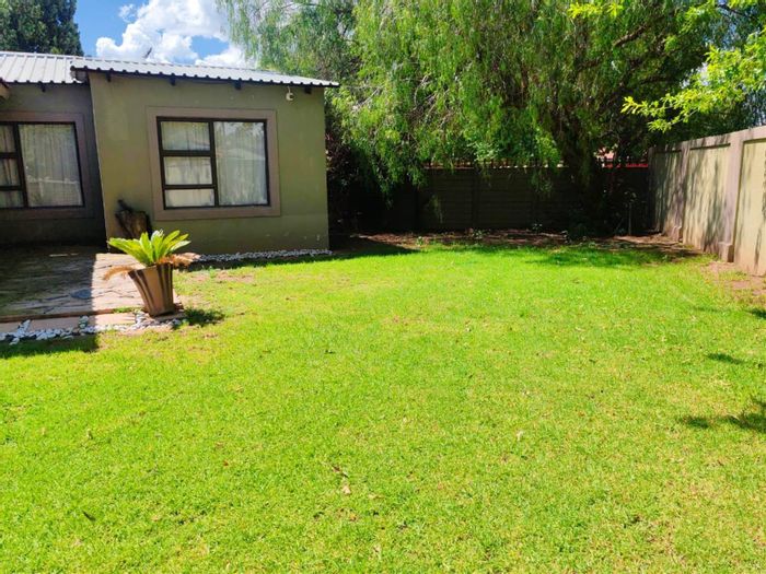 Spacious 4-bedroom house with jacuzzi, study rooms, and 3 garages in Sasolburg Ext 12. To Rent.