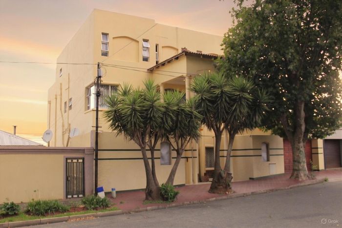 For Sale: Guest House in Mayfair West with 15 rooms, communal areas, and parking.