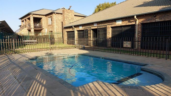 2-Bedroom Apartment To Rent in Sonneveld with balcony, pool, and clubhouse access.