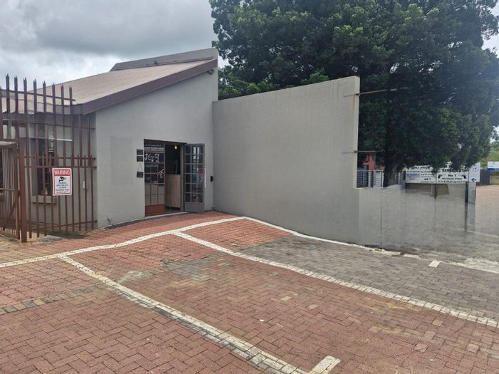 Office To Rent in Witbank Ext 12: Flexible layout, security features, close to amenities.