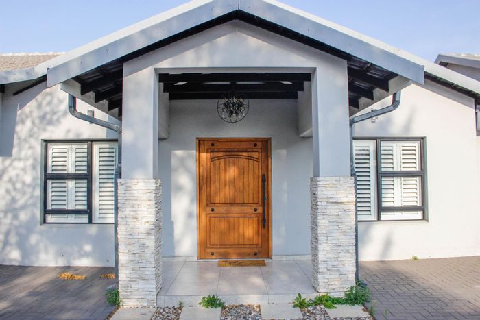 Groenkol House To Rent: Pool, entertainment area, guest suite, double garage, security features.