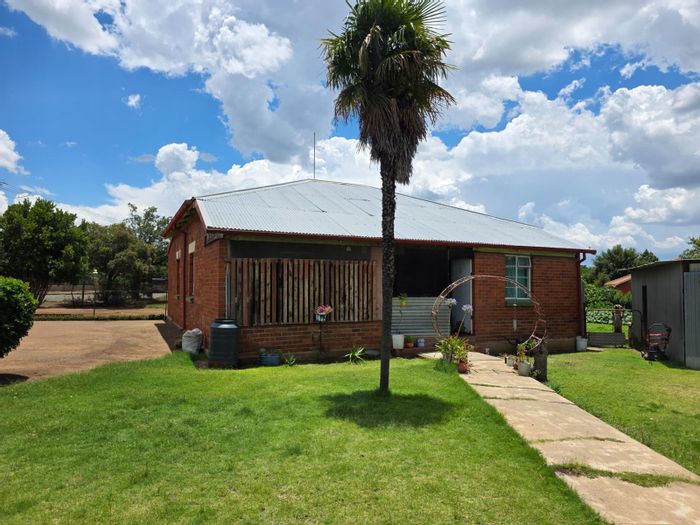 House for Sale in Hilton: 3 bedrooms, large yard, renovation potential.