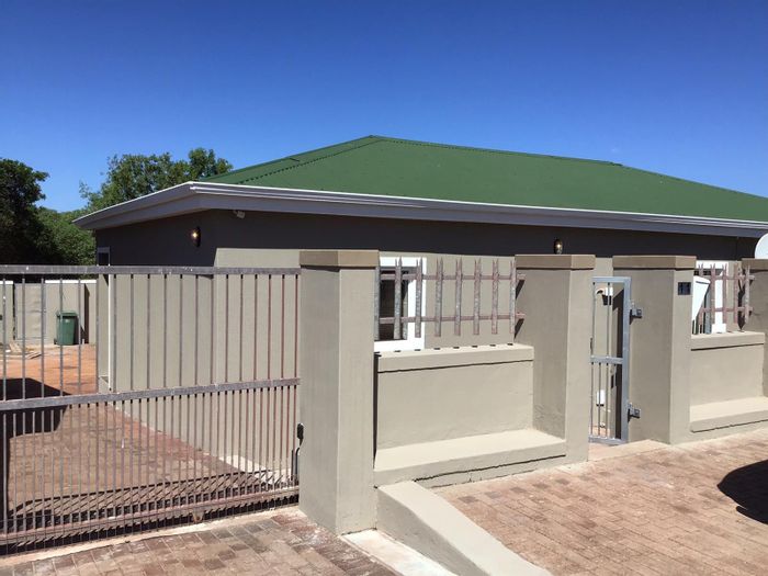 Vredenburg Central House For Sale: 3 Bedrooms, Double Garage, Near Shops & Hospital.