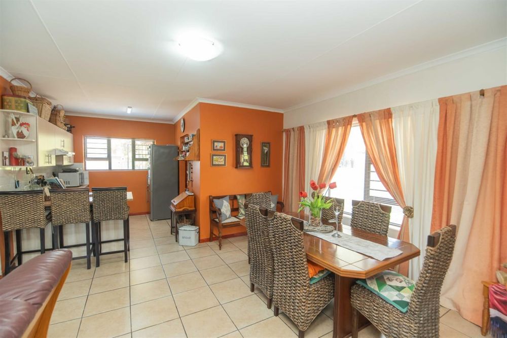 OPEN PLAN DINING/LOUNGE