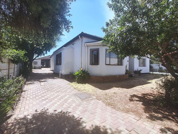 For Sale: House in Moorreesburg Central with 5 beds, income flatlets, and zen garden.
