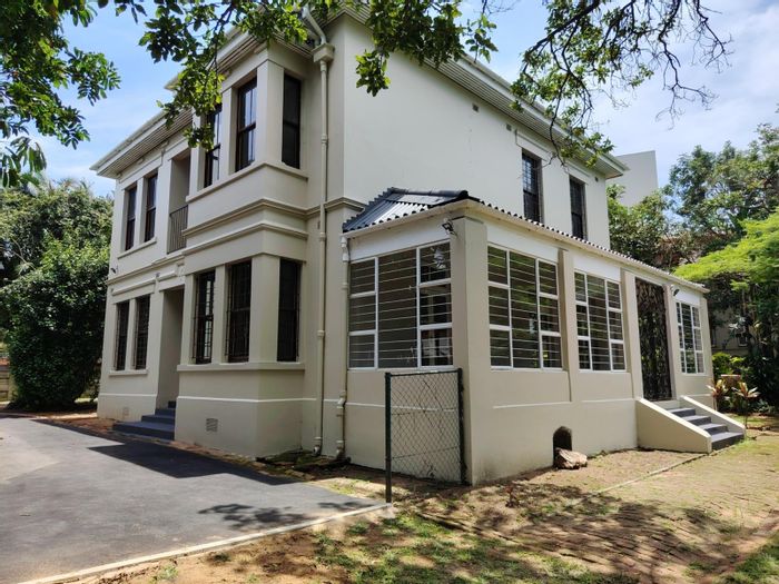 Essenwood Office To Rent: Six offices, boardroom, kitchen, outdoor veranda, fibre connectivity.