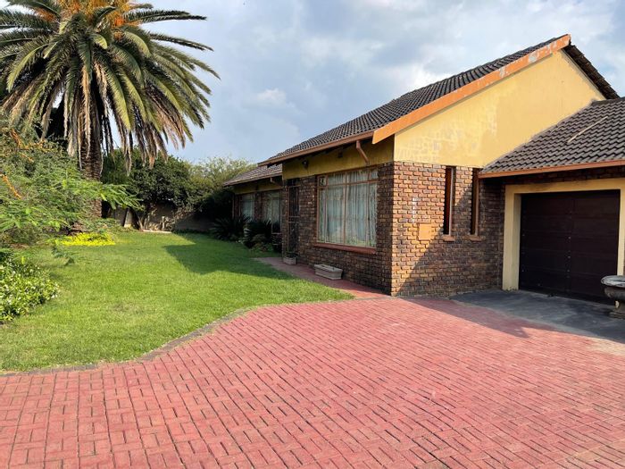 House For Sale in Tasbet Park: 3 bedrooms, double garage, spacious yard, secure fencing.