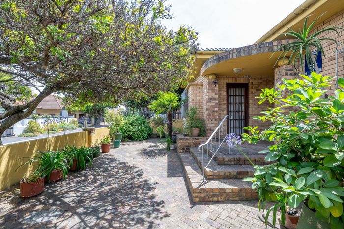 For Sale: Boston House with 4 Bedrooms, Pool, Garage, and Flexible Spaces.