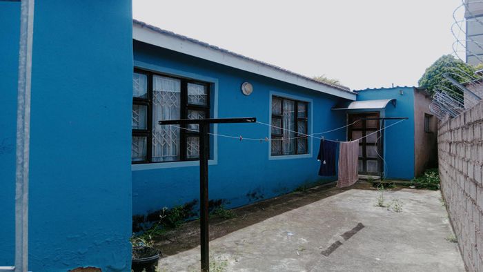 House for sale in Lovu: 3 bedrooms, fenced yard, garage, pet-friendly.