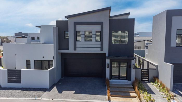 For Sale: House in Sandown with pool, double garage, and en-suite bedrooms.