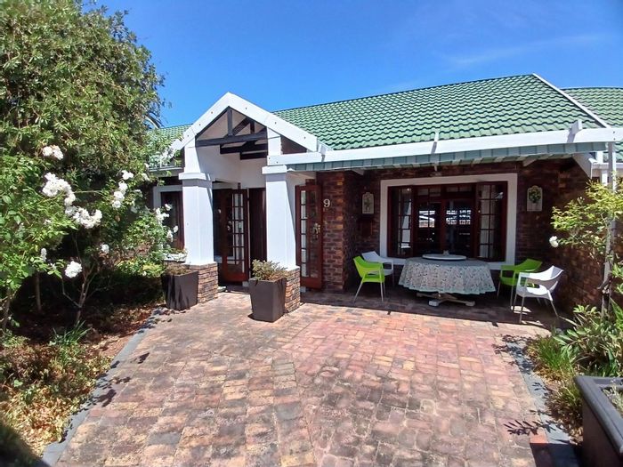 Townhouse in Old Place To Rent: 2 beds, secure estate, private outdoor areas.